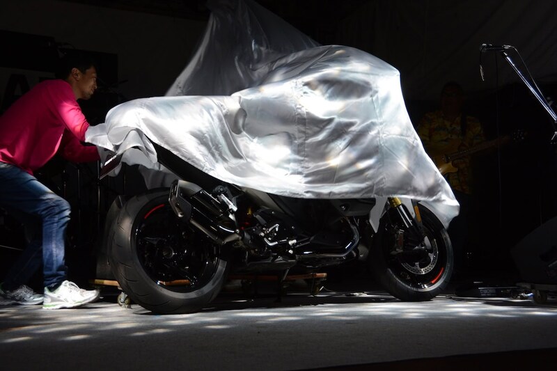 イベントではライブステージ上でアンベールが行われ、来場者の注目を一身に受けてR1300RSが現れた