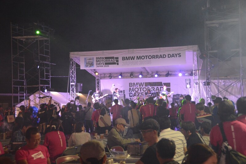 イベントは夜も開催され、ステージではアーティスによるライブも行われていた。