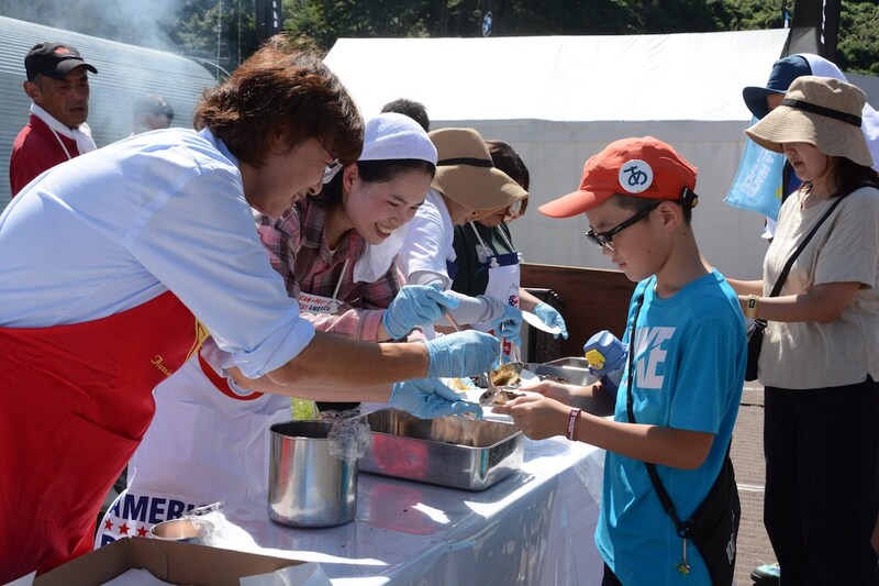 イベント恒例の食のコンテンツ”豚の丸焼き”は無料。