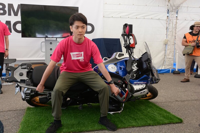 大型バイクの引き起こし体験（講座）は、万が一の際に有効とあって、人気のコンテンツの一つとなっている。