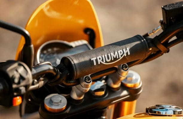 メーターは視認性に優れる機能的なLCDディスプレイを備える