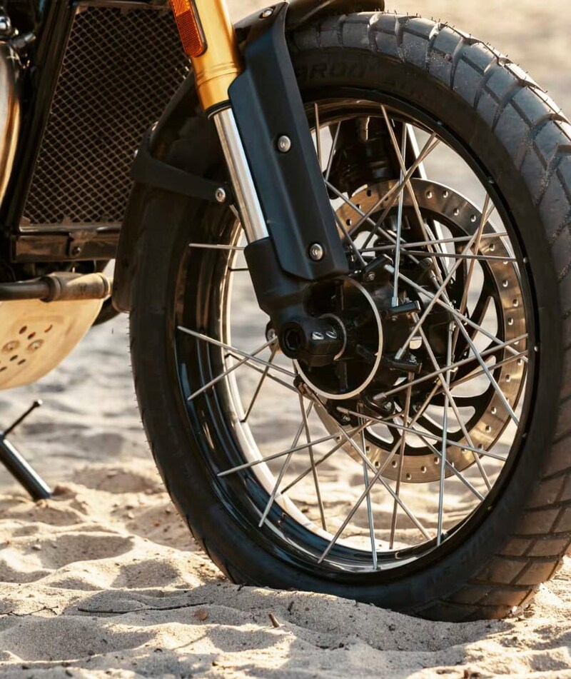 軽量なアルミ製のリム＆チューブレスタイヤを備えた新たなサイドレースワイヤースポークホイール