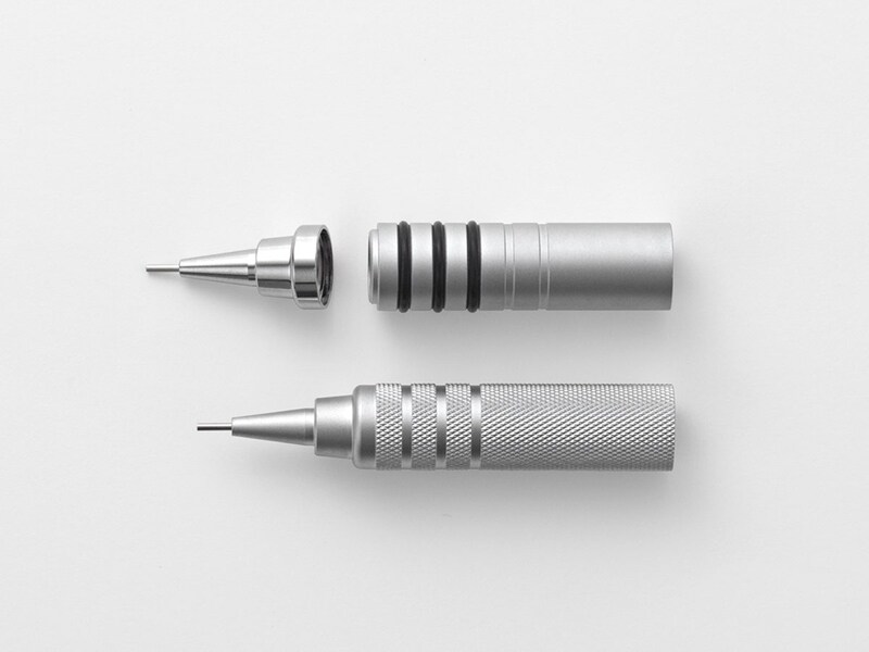 しっかりと握りやすい金属のローレットグリップ