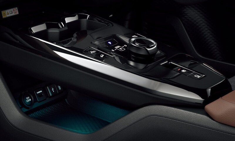 ローティングさせたセンターコンソールなどでハイテク感を表現