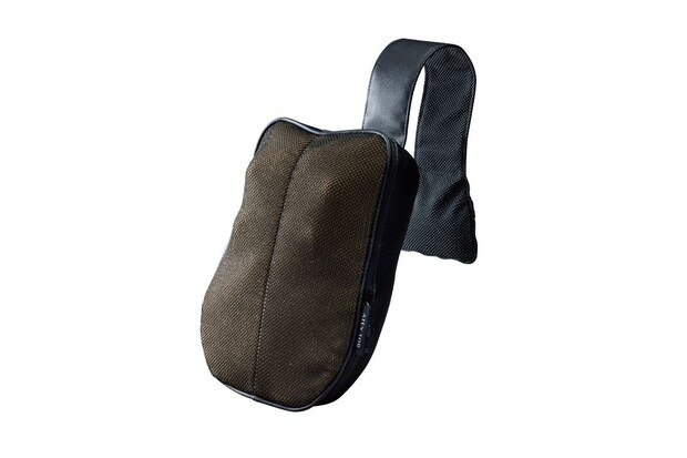 アテックストール「マッサージクッション 肩甲骨ケア（AX-HC231）」￥9,900／約W220×L270×H90㎜／約1㎏（もみ位置調整ベルト、アダプター含まず）