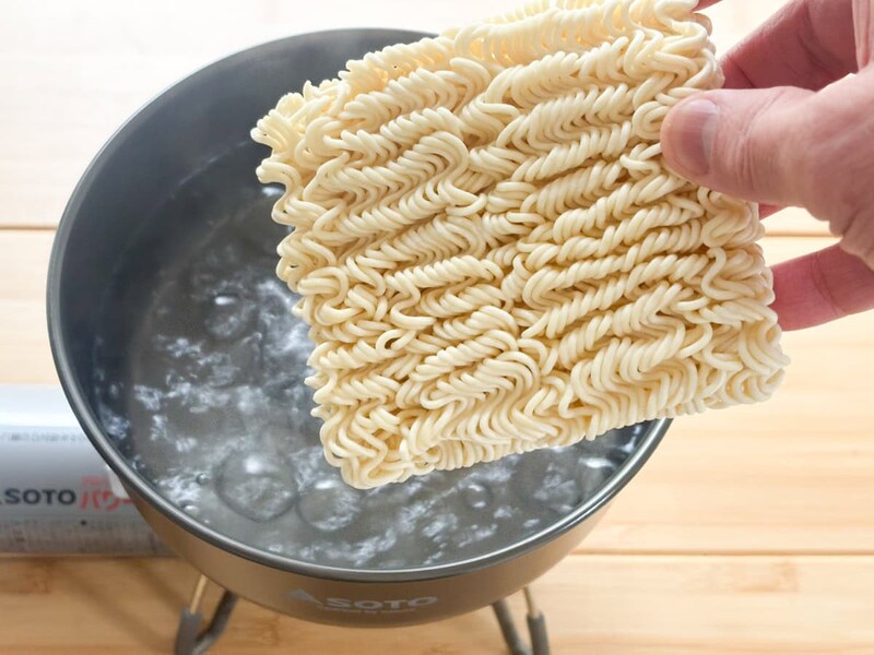 500mLの水が沸騰したら、インスタント麺を投入し、すぐにはほぐしません