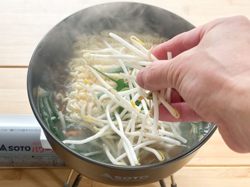 水洗いしたもやしを投入し、このタイミングでもまだ麺をほぐしません