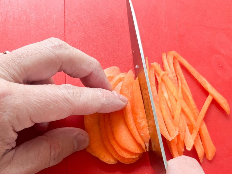 サイス感としては、のちほど登場するもやしに揃える感じでニンジンを千切り