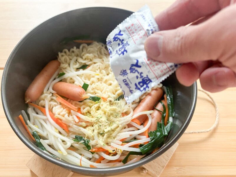 付属調味料を1袋まるまる入れてしまうと、仕上がりは塩分多めでかなり濃いめの味になるので調整が必要です