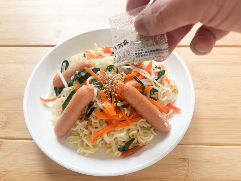 盛り付けできたら、「サッポロ一番 塩らーめん」に付属の切り胡麻をまぶします