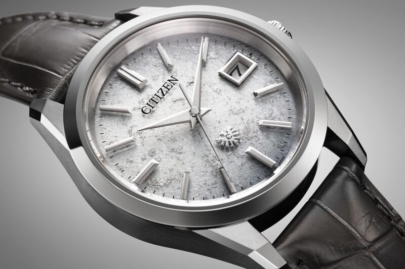 砂子蒔き（すなごまき）と言われる伝統的な技法を用いて、プラチナ箔を手作業で雪のように舞い散らせた和紙文字板に、グレーのグラデーションを「にじみ」として重ねることで厳しくも美しい冬の情景を切り取ったという