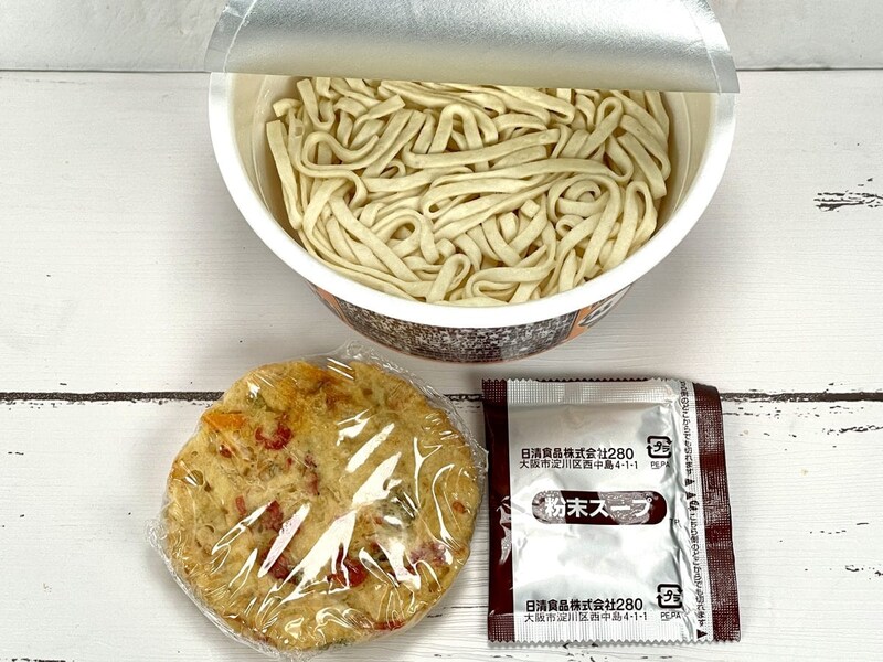 3.「日清のどん兵衛 かき揚げ天ぷらうどん」（日清食品）通常のどん兵衛天ぷらうどんは地域別に味が分かれているんですが、このかき揚げ天ぷらうどんは全国販売一本