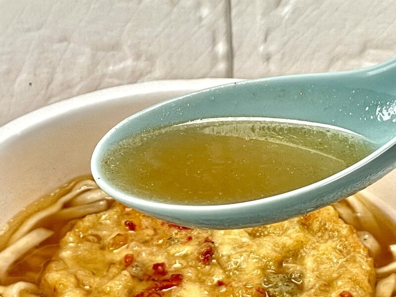 3.「日清のどん兵衛 かき揚げ天ぷらうどん」（日清食品）かつおの旨みをメインとしたシンプルな和風だしに、時間の経過とともに鬼かき揚げから滲み出てくる旨みが見事なハーモニーを奏でてくれています