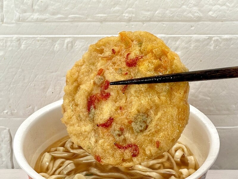 3.「日清のどん兵衛 かき揚げ天ぷらうどん」（日清食品）通常版のかき揚げはエビとアオサの旨みですが、鬼かき揚げは滲み出る玉ねぎの旨みと甘さが中心