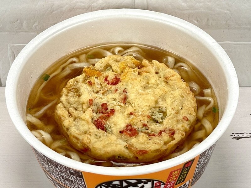 3.「日清のどん兵衛 かき揚げ天ぷらうどん」（日清食品）たっぷりの玉ねぎを使った厚みのある「鬼かき揚げ」とそれにチューニングを合わせた和風つゆがポイント