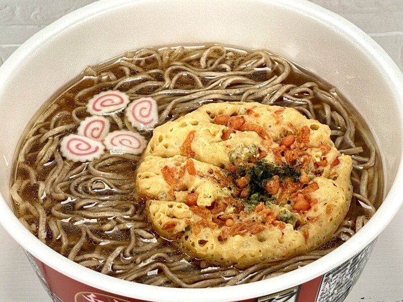 2.「日清のどん兵衛 特盛 ラーメンスープの!? 天ぷらそば」（日清食品）中の人目線で面白いと思ったのが、スープには魚介系がおらず、なんと麺にかつお節が練り込んであることです。通常の天ぷらそばに合わせた仕様です