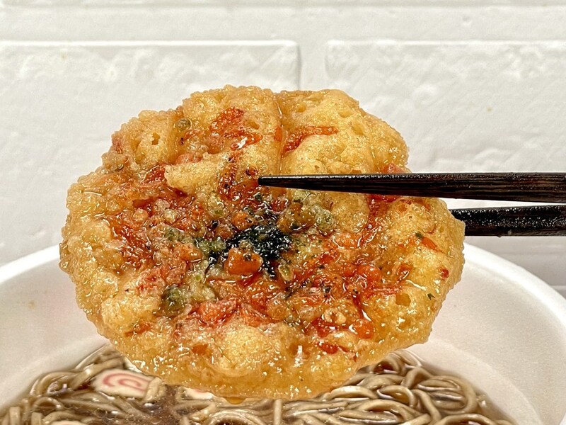 2.「日清のどん兵衛 特盛 ラーメンスープの!? 天ぷらそば」（日清食品）日清の広報さんに確認したところ天ぷらは通常版と同じということで、いつものあとのせサクサクが楽しめます