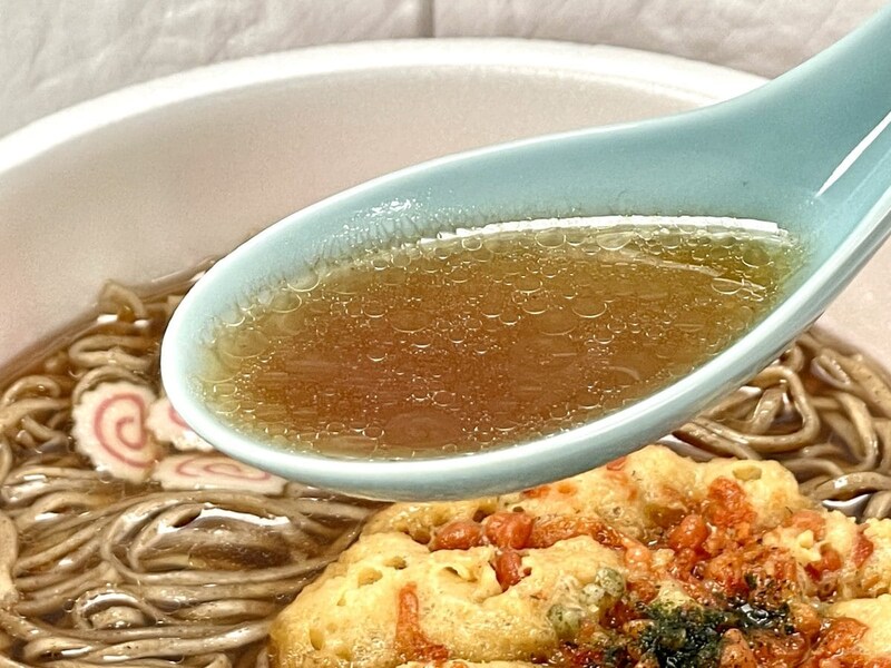 2.「日清のどん兵衛 特盛 ラーメンスープの!? 天ぷらそば」（日清食品）ポークがメインのしっかりとしたラーメンスープです。液体スープを使用しているのですが、とても香りよく結構なコストがかかっています