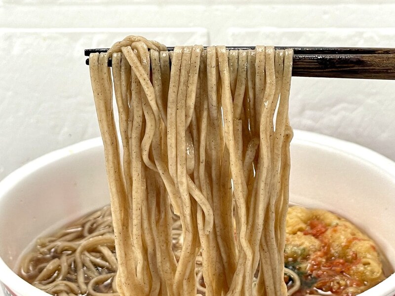 2.「日清のどん兵衛 特盛 ラーメンスープの!? 天ぷらそば」（日清食品）そばにかつお節が練り込んでいますので、時間を経るごとにスープに溶け込んでいきます