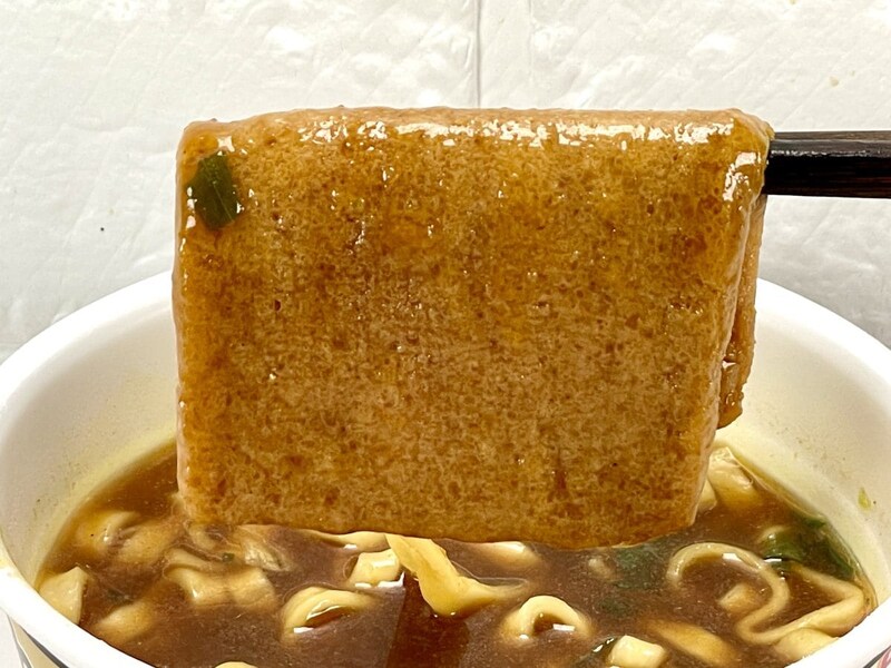 1.「日清の最強どん兵衛 カレーうどん」（日清食品）おあげはどんぶりいっぱいの大判。甘めテイストは出汁のスパイスを緩和させてくれて、よくぞおあげを採用してくれたと感謝。通常版とは違うボリューム感がたまらんです