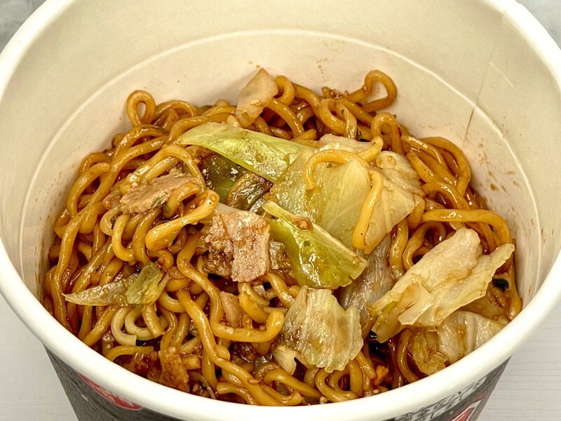 日清食品
「完全メシ 日清焼そばU.F.O. 濃い濃い屋台風焼そば」湯戻し時間5分、中細ノンフライ麺の完全メシU.F.O.は80gの麺量ですので通常版より少ないですが、実食すると食べ応えもあり満足感は変わりませんでした