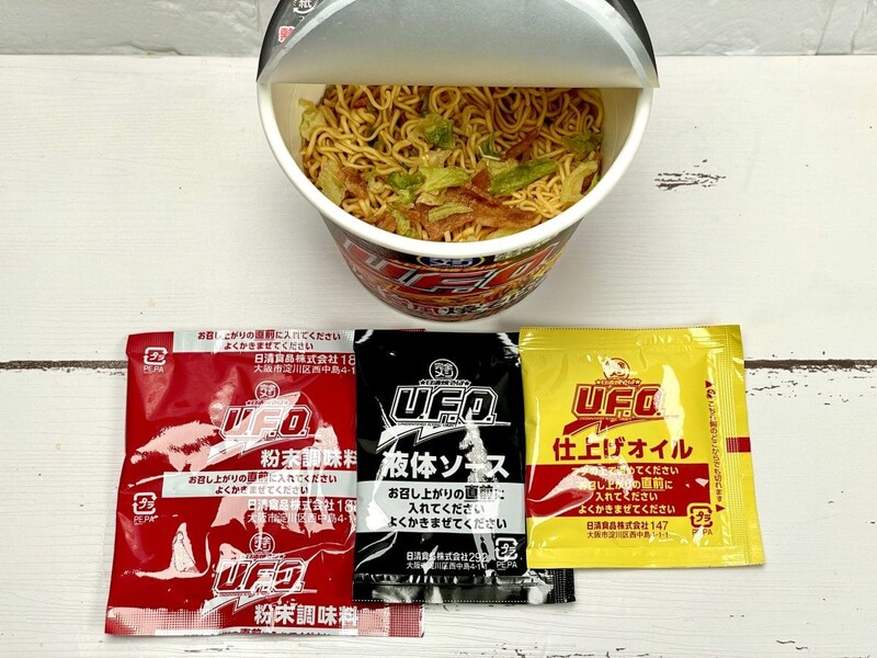 日清食品
「完全メシ 日清焼そばU.F.O. 濃い濃い屋台風焼そば」通常版が556kcalで完全メシが451kcalと100kcalも低く、U.F.O.の特徴でもある「濃い濃いソース」も健在