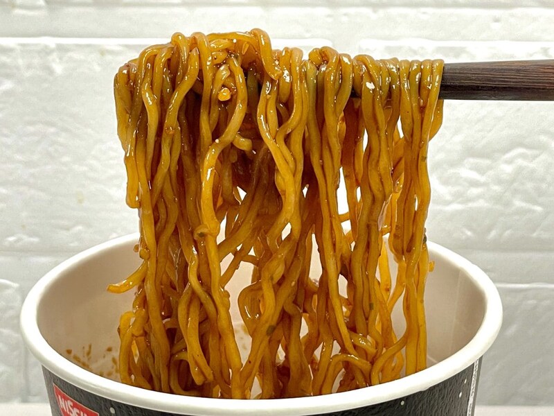 日清食品
「完全メシ 日清焼そばU.F.O. 濃い濃い屋台風焼そば」豚肉とキャベツの具材は若干物足りなさがありながらも、ソースの濃さやおいしさにプレミアム感があり、さらに栄養素もしっかりと摂れるならば全く無問題です