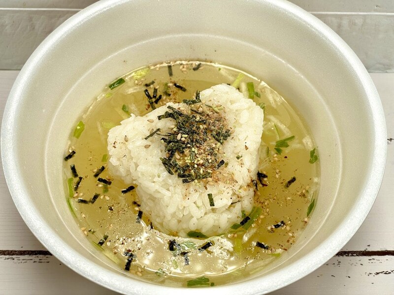 明星食品
「明星 絶品おだしで〆まで美味しい 鯛だし塩らーめん」さらに最後の一滴までと、残ったお出汁に別添の「追いおだし」とおにぎりを加えて「鯛茶漬け」にできる「1度で2度美味しい」よくばりカップ麺