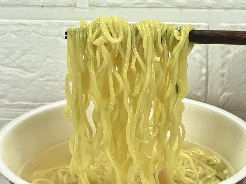 明星食品
「明星 絶品おだしで〆まで美味しい 鯛だし塩らーめん」中細ちぢれノンフライ麺は塩ラーメンとの相性は抜群。噛むごとに甘味とほのかな小麦の香りが心地よい印象