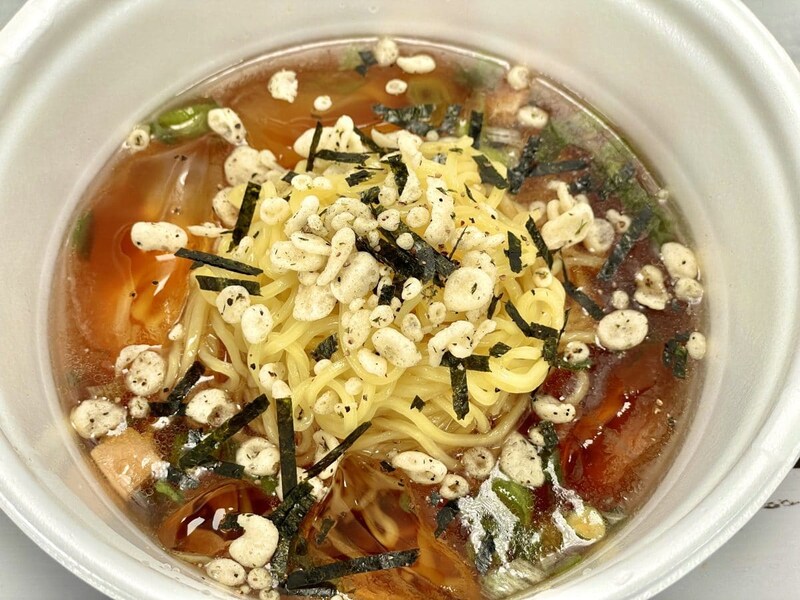 ヤマダイ
「ニュータッチ 凄麺 山形鳥中華」かやくは鶏肉とネギ、そして揚げ玉と刻みのりは鳥中華でしか見ない具材