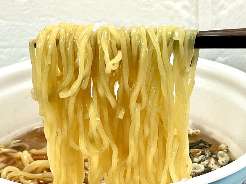 ヤマダイ
「ニュータッチ 凄麺 山形鳥中華」中細ストレートノンフライ麺はあっさりテイストのスープによく馴染みます