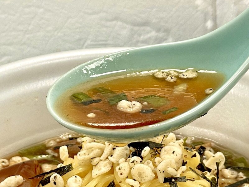 ヤマダイ
「ニュータッチ 凄麺 山形鳥中華」鶏ガラに鰹節と昆布のそばつゆベースに、醤油の芳醇な香りをしっかりと感じられる甘めの和風スープが鳥中華の特徴