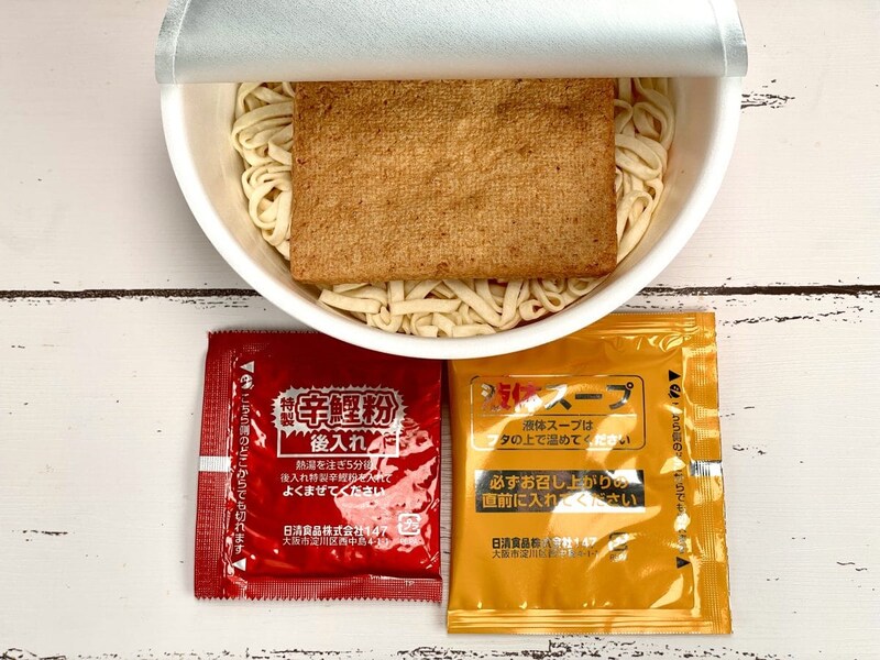 日清食品
「日清の辛どん兵衛 特盛きつねうどん」別添の袋は2つ。後入れの液体スープと「特製辛鰹粉」です