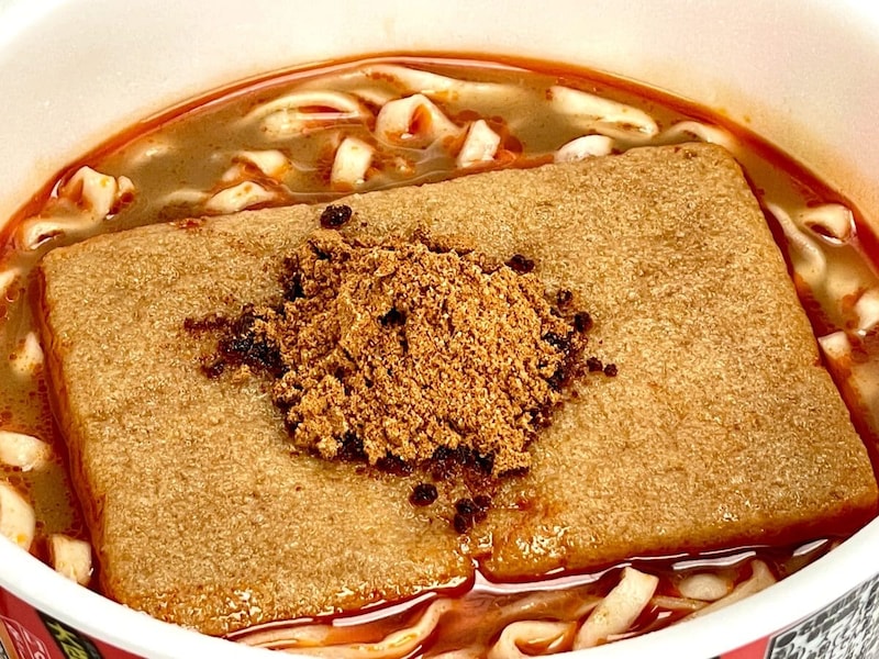 日清食品
「日清の辛どん兵衛 特盛きつねうどん」確かにSNS映えする仕上がりです