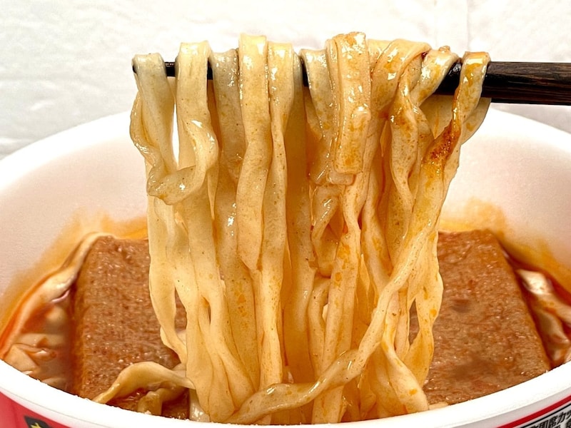 日清食品
「日清の辛どん兵衛 特盛きつねうどん」麺はいつものどん兵衛のうどんです。ただいつもと違うのは、麺に唐辛子と鰹粉が絡んでおり、噛むごとに辛味と旨味がしっかりと感じられるところ。特盛は乾燥重量で96gとしっかりと食べ応えも担保されているので、物足りなさはありません