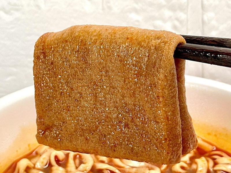 日清食品
「日清の辛どん兵衛 特盛きつねうどん」この座布団のようなおあげが、スープの辛さを緩和さえしてくれる甘い存在感。アメとムチの良好な関係性