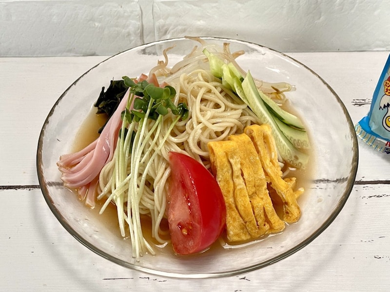 2.　マルタイ 即席棒冷やし中華（マルタイ）オススメ具材ですが、トマト、きゅうり、もやし、わかめ、かいわれ、ハム、錦糸卵。昔ながらのあっさりした甘酸っぱい醤油ダレがこれまた、オーソドックスなトッピングが絶妙に合うレトロ感満載の一杯