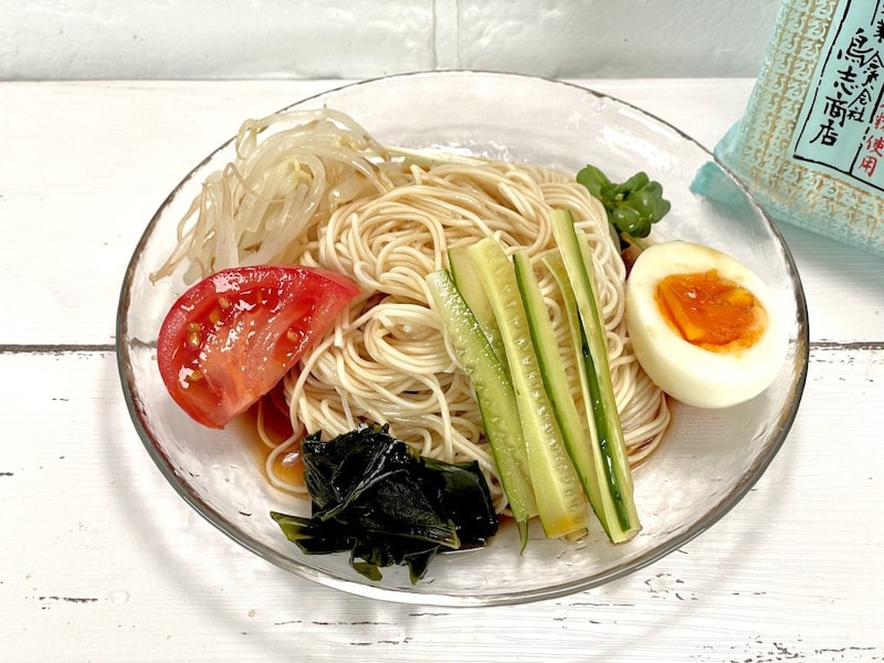 3.　麺と匠 冷し中華そばかぼす（鳥志商店）調理例はトマト、わかめ、ゆで卵、かわいれ、きゅうり、もやし。大分県特産かぼすを使用した、まろやかな酸味とほのやかな甘味を感じる醤油ダレ。魚醤のコクとかぼすの爽やかさが見事にマッチした体にやさしい一杯です