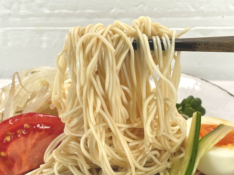 3.　麺と匠 冷し中華そばかぼす（鳥志商店）良質の小麦粉と名水100選に選ばれたうきはの水で練り上げたノンフライストレート麺は、温度と湿度を職人の目で調整し3日間じっくりと熟成乾燥