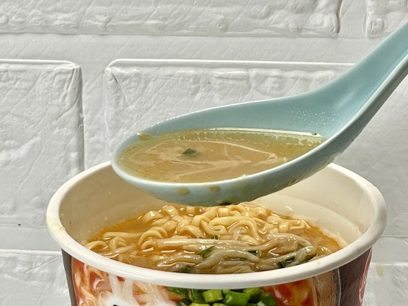 日清食品
「みそきん 濃厚味噌ラーメン」まず酒粕のような甘さと独特の香りが鼻をくすぐります。HIKAKINさんの出身が新潟ということで、分類上糀の甘みがしっかりと感じられる「越後白味噌」に近いと感じました