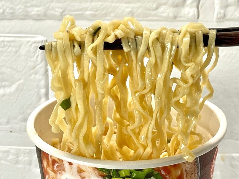 日清食品
「みそきん 濃厚味噌ラーメン」油揚げ麺をあえてチョイスしたのは賛否両論あろうかと思われます。ノンフライ麺がトレンドになりつつある昨今において、あえての油揚げ麺です