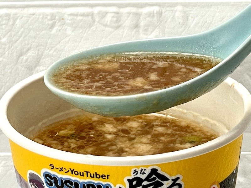 日清食品
「SUSURUも唸る背脂チャッチャ系 東京環七ラーメンじょっぱり」店舗では大量の背脂が特徴の豚骨醤油ラーメンですが、背脂は控えめの再現となります。ただスープの表面に浮かんでいる豚脂と背脂がいい仕事をしており、私的にはちょうど良い塩梅でした