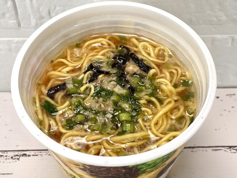 サンヨー食品
「サッポロ一番 料理研究家リュウジ監修 至高の醤油ラーメン」麺は油揚げめんでネギとキクラゲ、最近流行している背脂（加工品）をふんだんに使用。チャーシューは原価ががなり高く、販売価格を一気に押し上げるので中途半端なものを使うなら背脂で……は想像に難くないです