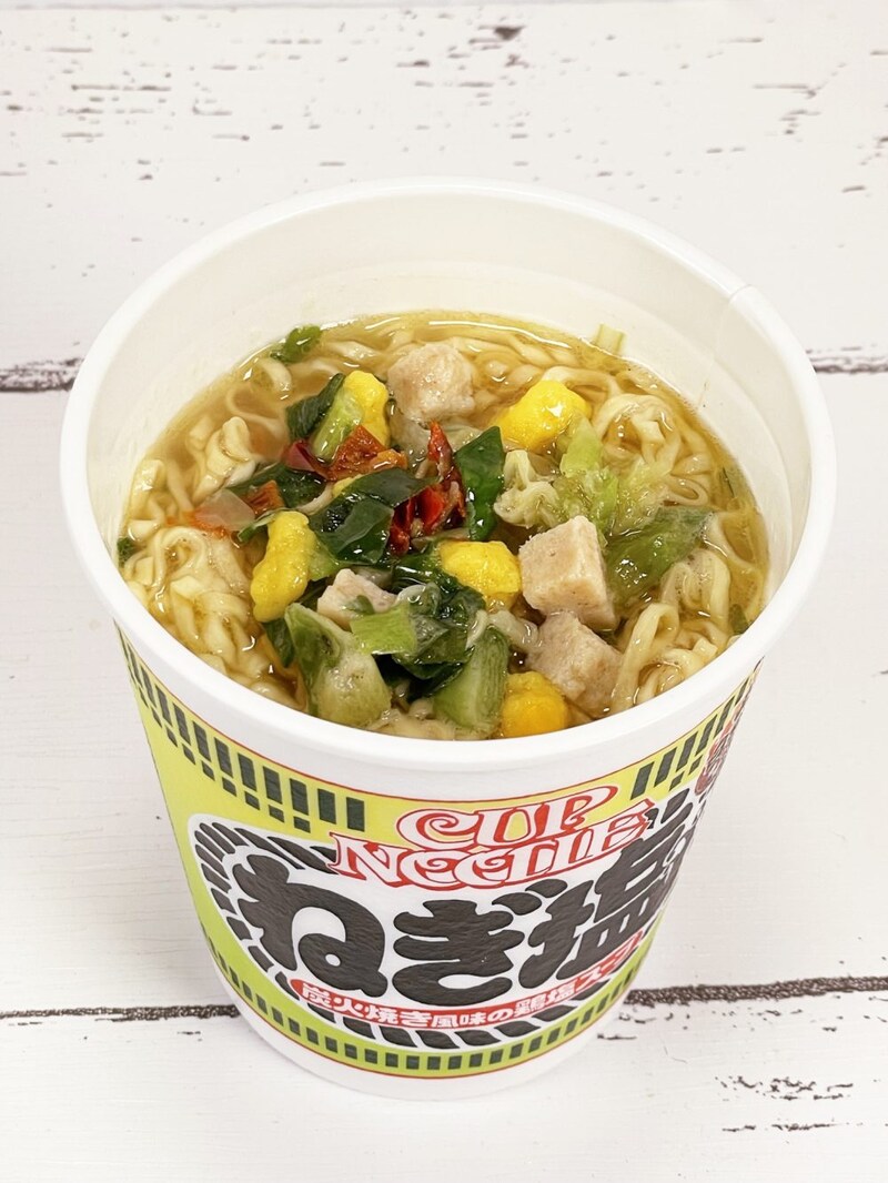 ②「日清カップヌードル ねぎ塩」炙り白謎肉とカラフルな具材は見た目から食欲をそそります