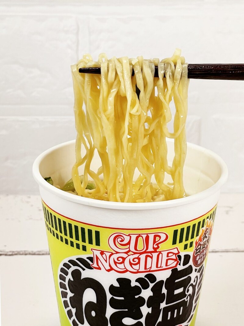 ②「日清カップヌードル ねぎ塩」麺をすすると香ばしさの後にくる鶏の旨みとスパイスのパンチが心地よいです