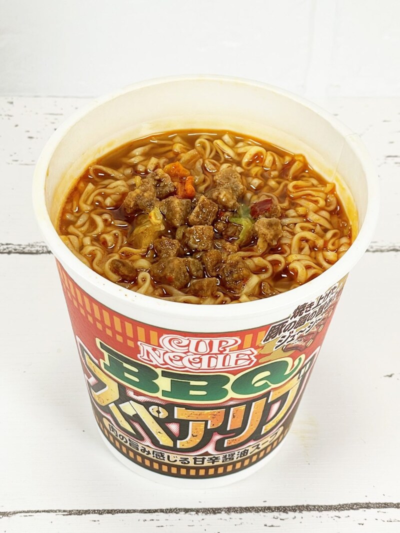 ③「日清カップヌードル BBQスペアリブ」醤油スープを基本として、ポークを焼き上げたような脂の香ばしさが特徴