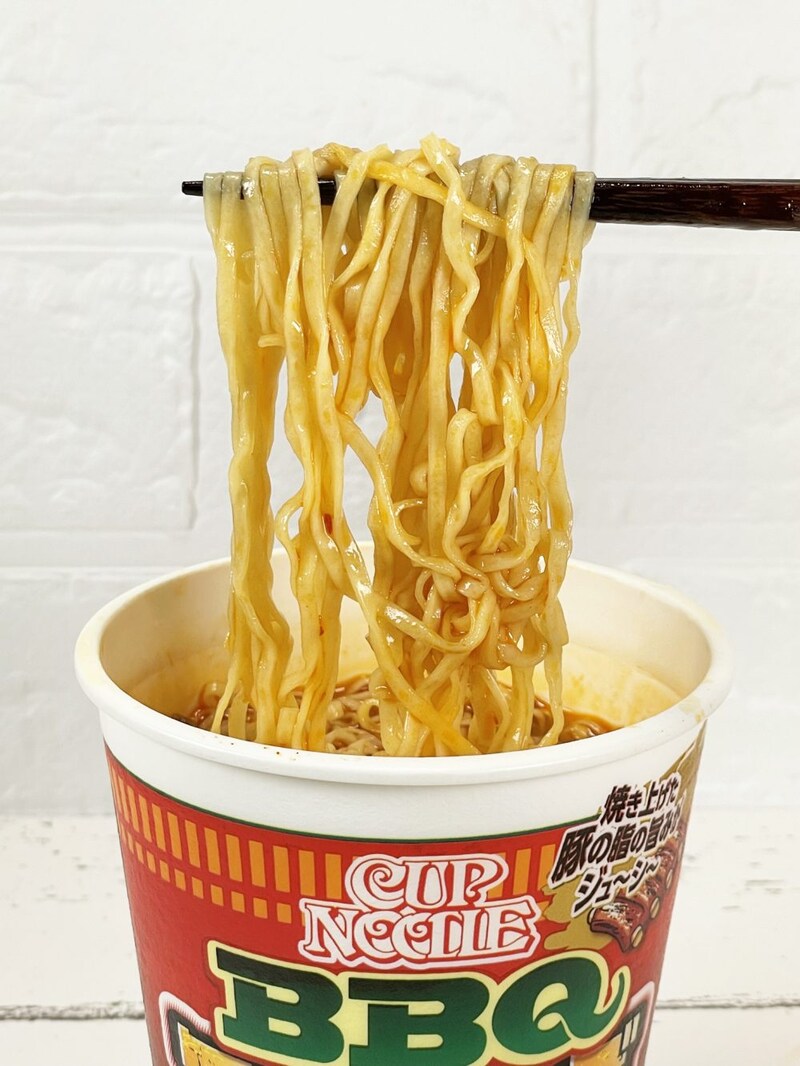 ③「日清カップヌードル　BBQスペアリブ」やはり麺にしっかりと絡んでくるスペアリブ風オイルが香ばしいスメル