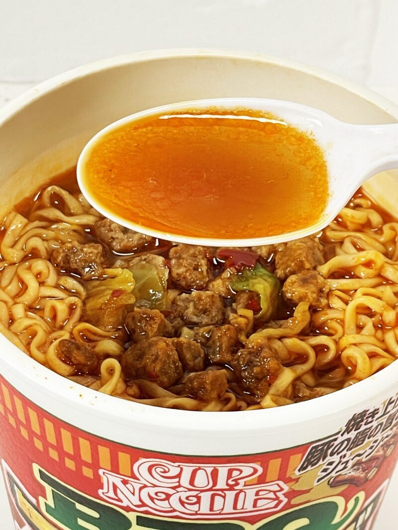 ③「日清カップヌードル BBQスペアリブ」BBQ特有の複雑なる味わいがスープに入り込んでます