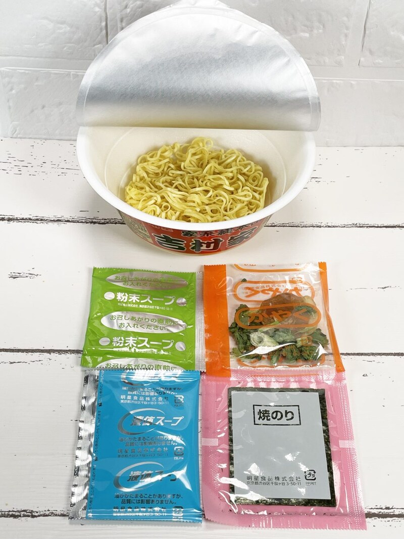 ①明星食品「ローソン名店シリーズ 家系総本山 吉村家 豚骨醤油ラーメン」明星独自技術の麺に液体スープ、粉末スープ、かやく、そして欠かせないのが焼のりです