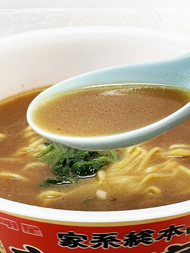 ①明星食品「ローソン名店シリーズ 家系総本山 吉村家 豚骨醤油ラーメン」豚と鶏のWスープに鶏油の香ばしいスメルが見事に再現されています